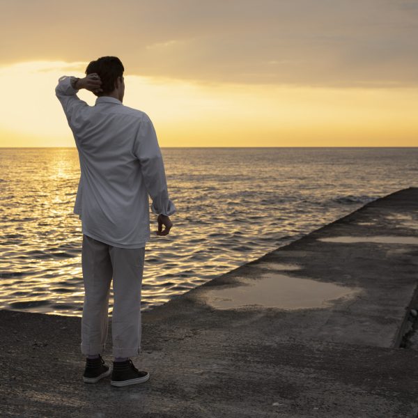 full-shot-contemplative-man-seaside